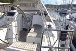 Waterline Design Solskydd med Ventilation för Ingångsluckan